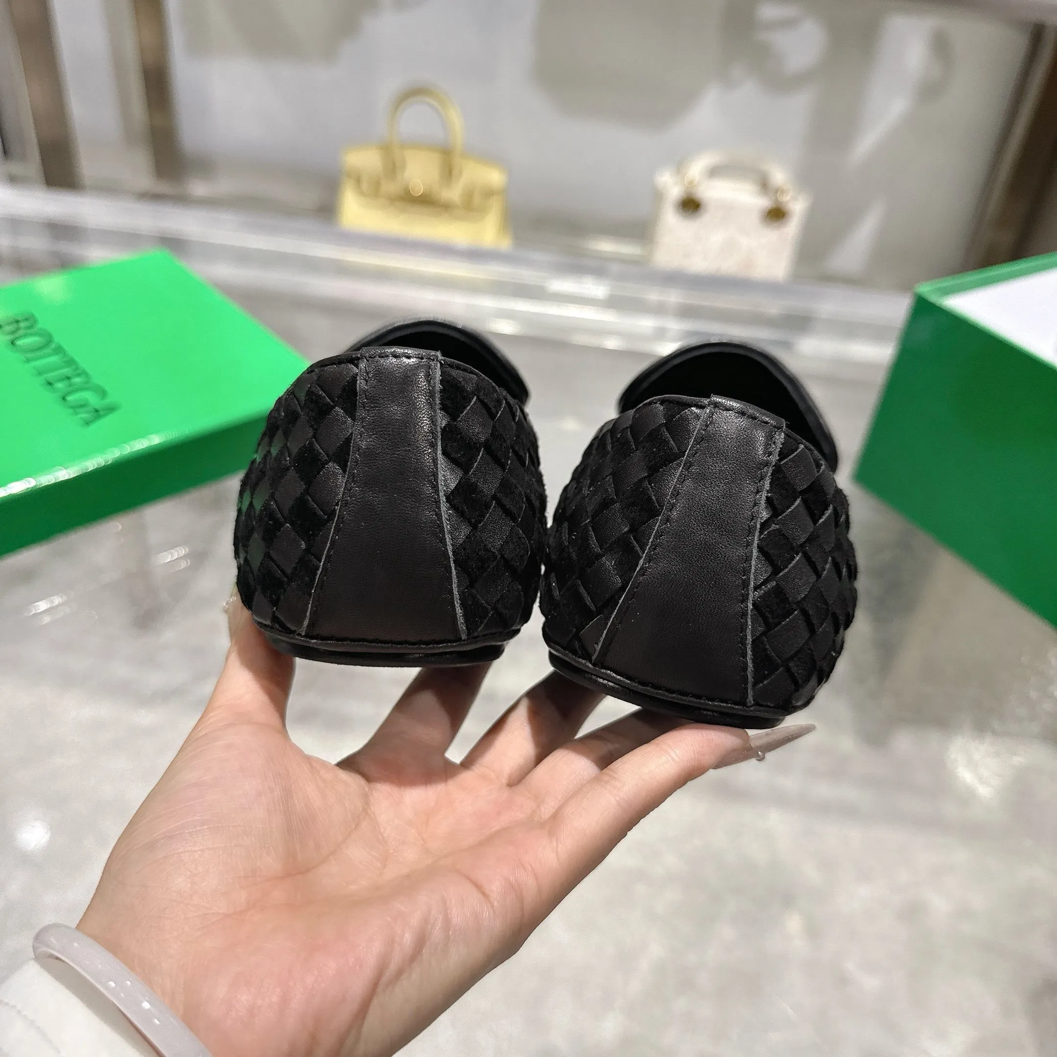 [BV] Top P: 760💰Size for couples: Female 35-39 Male 39--44 (Female 40. Male 38.45.46.47 customization is not returnable) [Note‼ ️] Add 💰 to size 46, add 💰 to size 47. Bottega Veneta's 2025 autumn counter synchronized genuine leather outsole classic woven half-drag couple model Bottega Veneta square toe flat shoes, imported mixed sheepskin, imported sheep! Leather outsole! [Rose][Rose]! Purely hand-woven and operated, the original board is reproduced one-to-one! quality assurance!